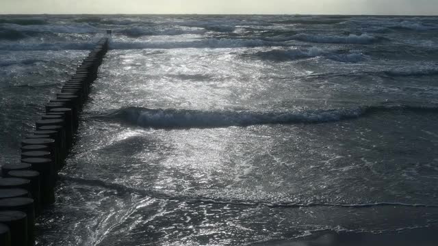 海浪缓慢地冲向波罗的海的海滩视频下载