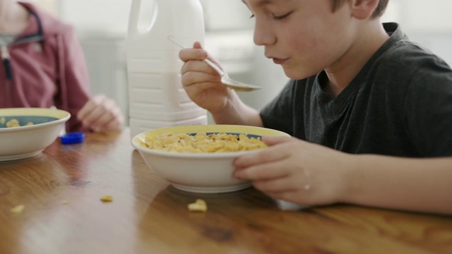 在上学前填饱肚子视频素材