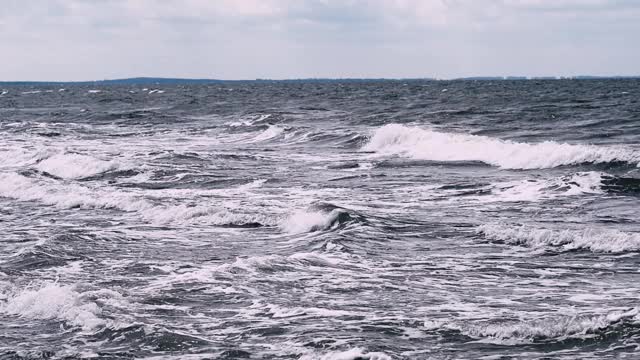 海浪缓慢地冲向波罗的海的海滩视频素材