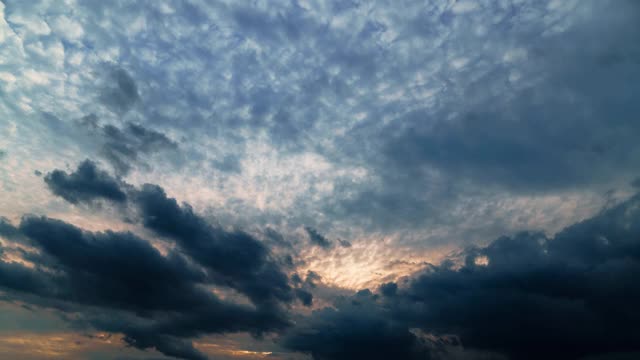 美丽的黑暗戏剧性的天空与暴风雨的云时间流逝视频素材