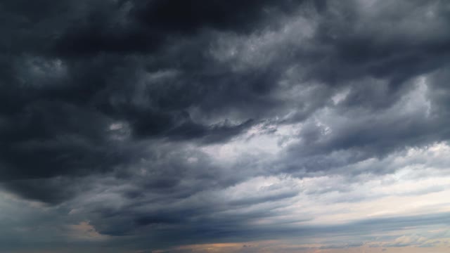 美丽的黑暗戏剧性的天空与暴风雨的云时间流逝视频素材