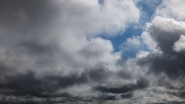 黑暗的暴风雨天空的时间流逝视频素材