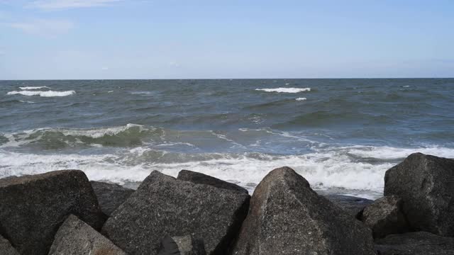 海浪冲到波罗的海的海滩上视频下载