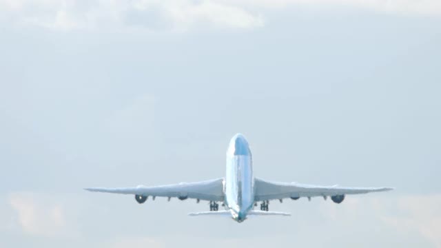 一架客机在夜空中攀升视频素材