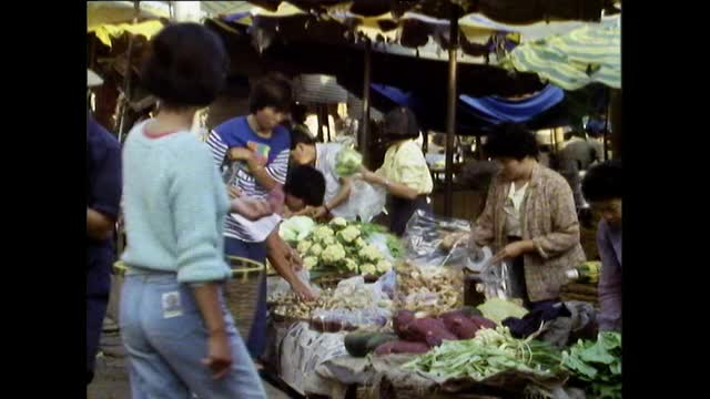 清迈的妇女在露天市场购买食品;1989视频素材