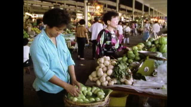 女人在曼谷水果市场买水果;1989视频素材