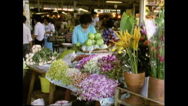 女人在曼谷水果市场购买食物;1989视频素材