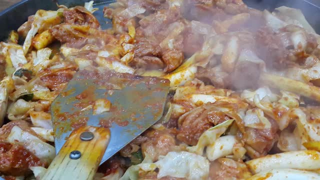 春川，韩国达格尔比，鸡肉食物视频素材