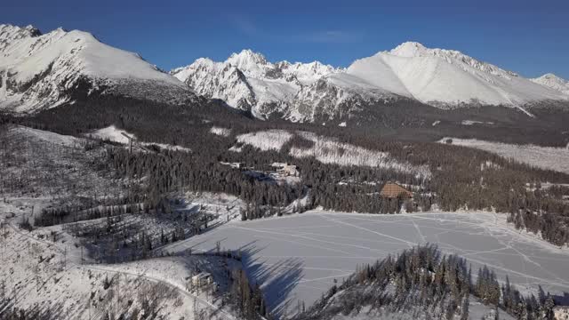 斯特布斯克普莱索湖度假胜地冬季空中全景图在高塔特拉斯山，斯洛伐克视频素材