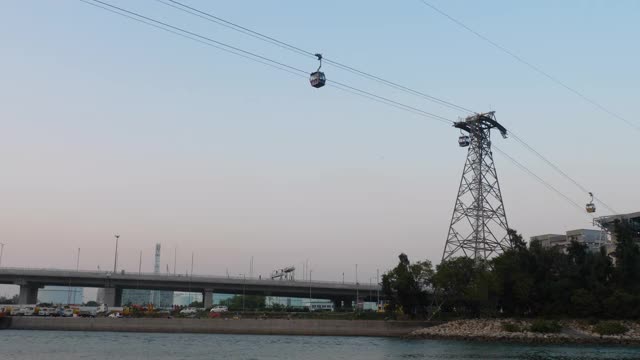 日落时乘缆车前往大屿山大佛视频素材