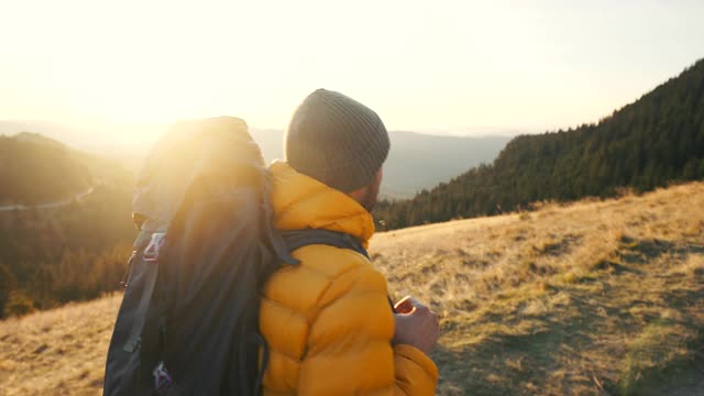 徒步旅行和探索新的山区。视频素材