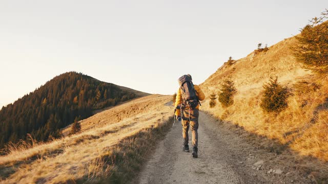 他喜欢徒步旅行。视频素材