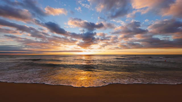 海洋海滩日出4k视频画面，海浪拍打着海沙视频素材