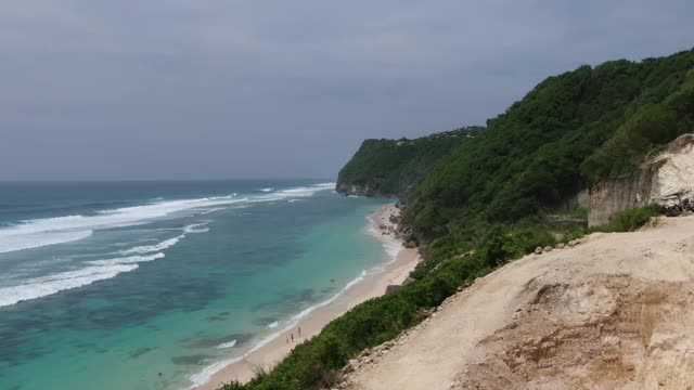 在印度尼西亚巴厘岛的海岸冲浪。无人机视频素材