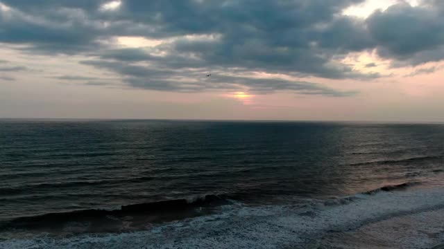 飞翔的海鸥掠过印尼巴厘岛的海浪视频素材