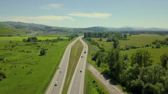 空中飞行:在高地的高速公路上飞行。旅游城市的景色视频素材