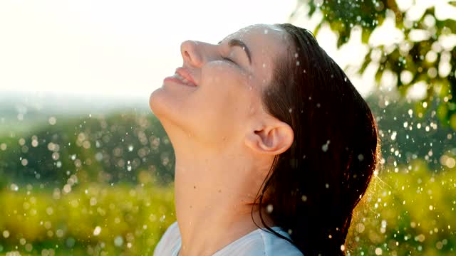 年轻女子喜欢下雨视频素材