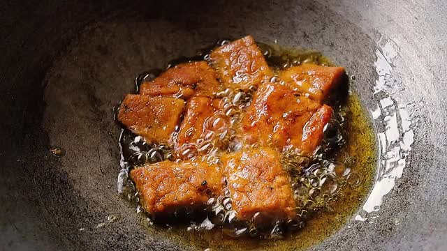 用芥菜油煎豆木蛋糕，这是一种受欢迎的印度素食食谱。视频下载