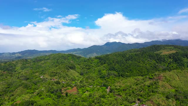 山峰上布满了雨林和云雾。视频素材