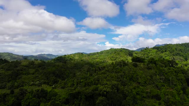 山峰上布满了雨林和云雾。视频素材