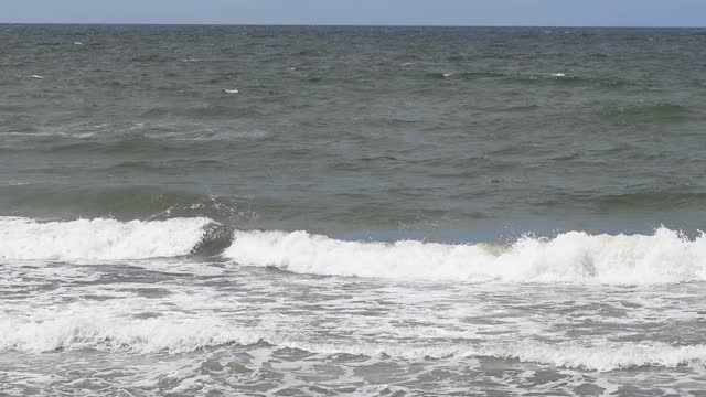 海浪冲到波罗的海的海滩上视频下载