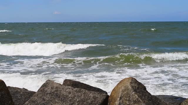 海浪冲到波罗的海的海滩上视频下载