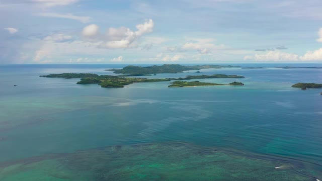 海景与岛屿和珊瑚礁，俯视图。视频下载