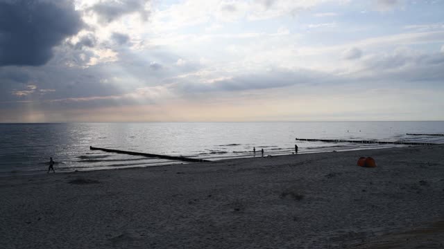 摄像机摇摄，海浪冲到波罗的海的海滩上视频下载