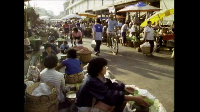 熙熙攘攘的街道市场挤满了人和三轮车;清迈,1989视频素材