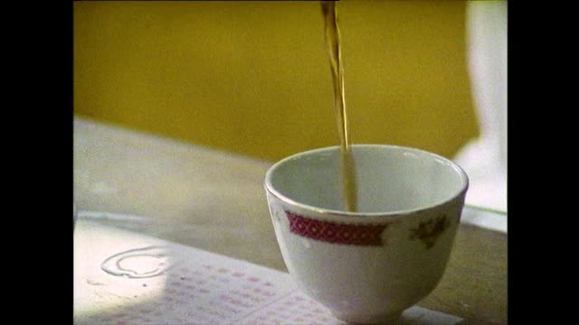 香港茶馆的茶杯茶;1989视频素材