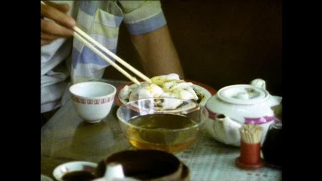 男人在茶馆用筷子吃点心;1989视频素材