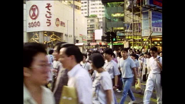 过香港繁忙都市道路的WS人群;1989视频素材