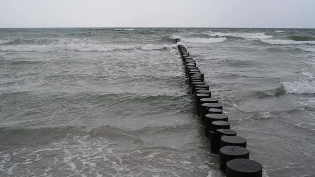 海浪冲到波罗的海的海滩上视频素材