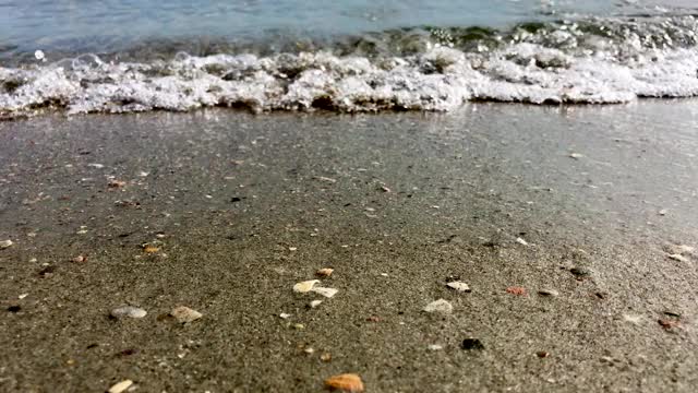 绿松石般的海水带着暴风雨的波浪冲击海岸视频素材