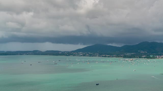 时光流逝，天空和白云在山上流动视频素材