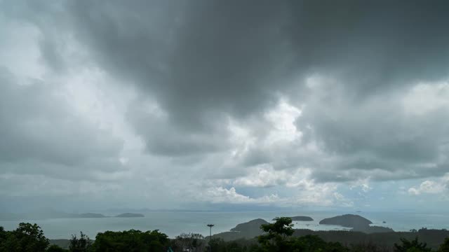 时光流逝，天空和白云在山上流动视频素材