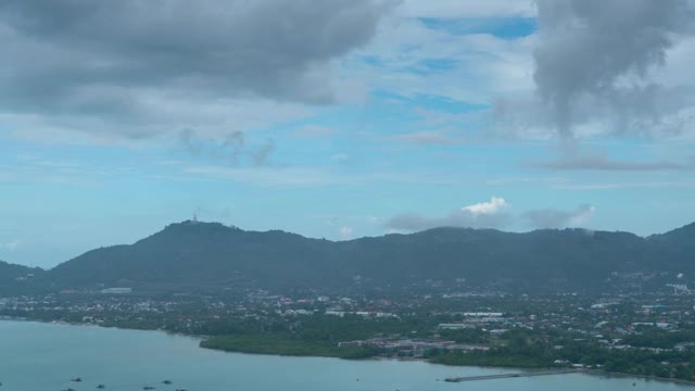 时光流逝，天空和白云在山上流动视频素材