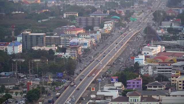 鸟瞰图繁忙的汽车与交通堵塞在高峰时间在高速公路道路街道视频素材