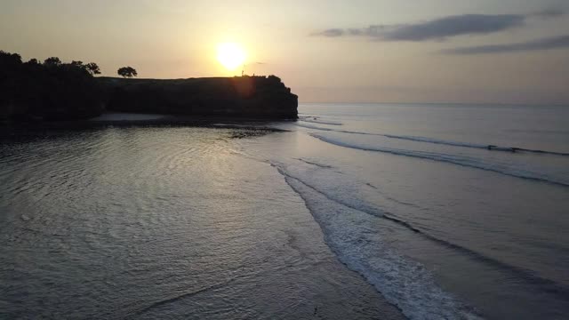 海浪冲击着印度尼西亚巴厘岛的海滩视频素材