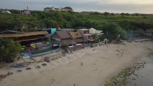 海浪冲击着印度尼西亚巴厘岛的海滩视频素材