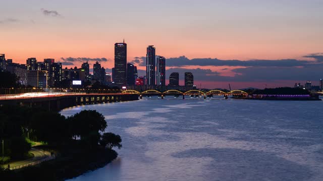 韩港大桥和奥运高速公路夜景/永登浦谷，韩国首尔视频素材