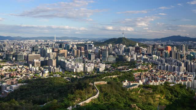 在韩国首尔，从Inwangsan山/ Jongno-gu和jong -gu可以看到城市建筑和N Seoul Tower视频素材