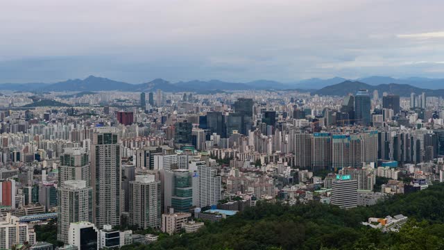 从白天到夜晚的城市景观/ Seocho-gu，韩国首尔视频素材