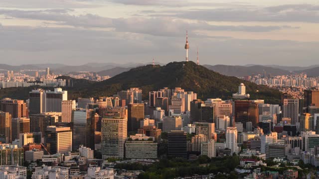 韩国首尔，钟宫和钟宫，城市建筑和N汉城大厦的日夜景观视频素材