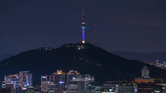 韩国首尔正谷，夜间缆车前往北首尔塔视频素材