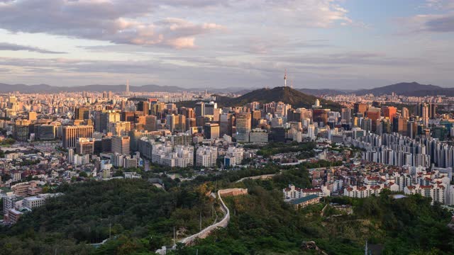 从韩国首尔的Inwangsan山/ Jongno-gu和jong -gu，城市建筑和N首尔塔的日夜观视频素材