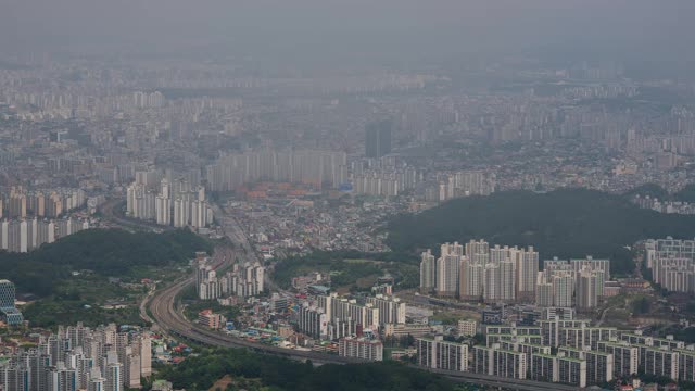 韩国大田市锡江山/东谷，城市建筑上方的云海视频素材