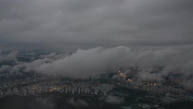 韩国大田市东谷，泗江山，夜间城市建筑上空的云海视频素材