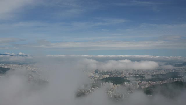 韩国大田市锡江山/东谷，城市建筑上方的云海视频素材