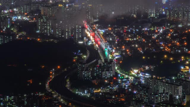 韩国大田市东谷，泗江山，夜间城市建筑上空的云海视频素材